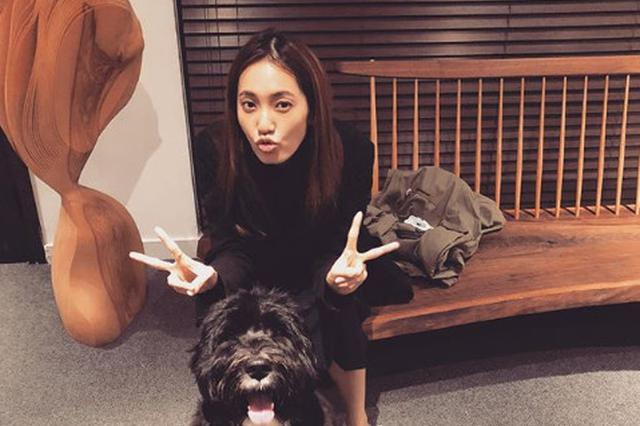 余文乐晒爱妻照撒娇"想回家" 王棠云比心安抚