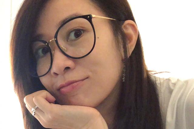 佘诗曼素颜出镜气色好 单手扶脸低头浅笑超迷人