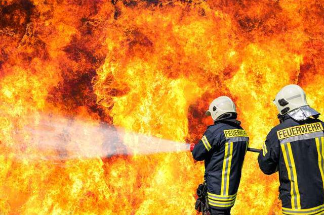 广州一家化妆品工厂发生火灾 燃烧面积约300平米