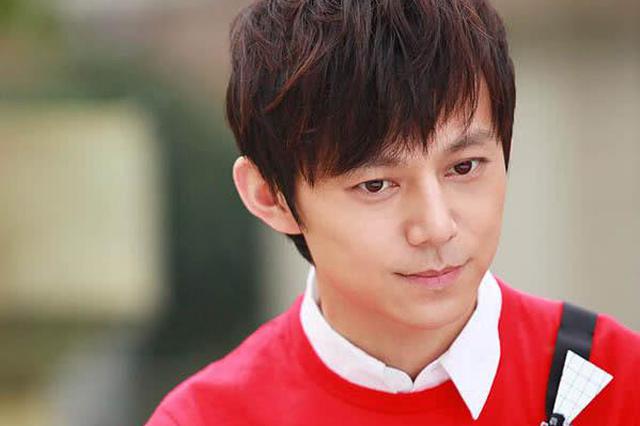 何炅坐车上素面朝天自拍 瞪着眼抿嘴巴表情很搞怪