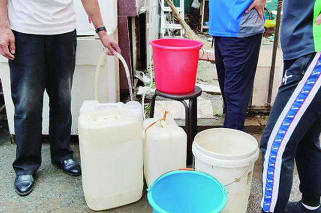 哈市健康馨苑小区停水48小时 居民只能到门卫接水
