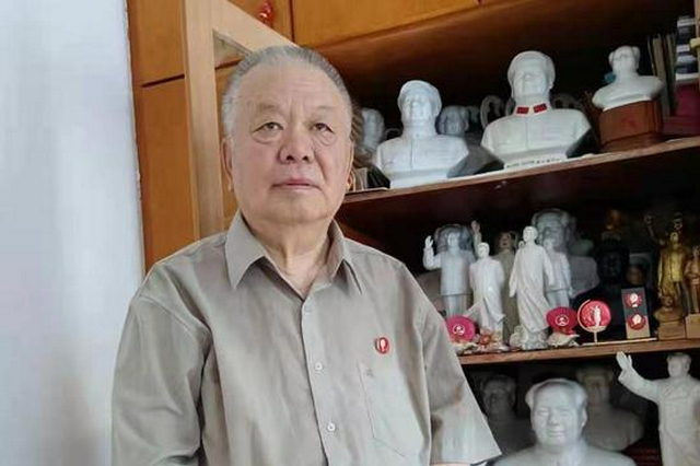 冰城"红色收藏家"：历时半个世纪，收藏2万多枚毛主席纪念章_新浪黑龙江_新浪网 - Vimarsana News