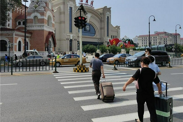 绿灯10秒！旅客出站过街得"飞奔" 地工街人行道信号灯太危险_新浪黑龙江_新浪网 - Vimarsana News