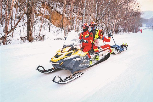 雪地摩托转运演练。黑龙江日报记者 蒋国红摄