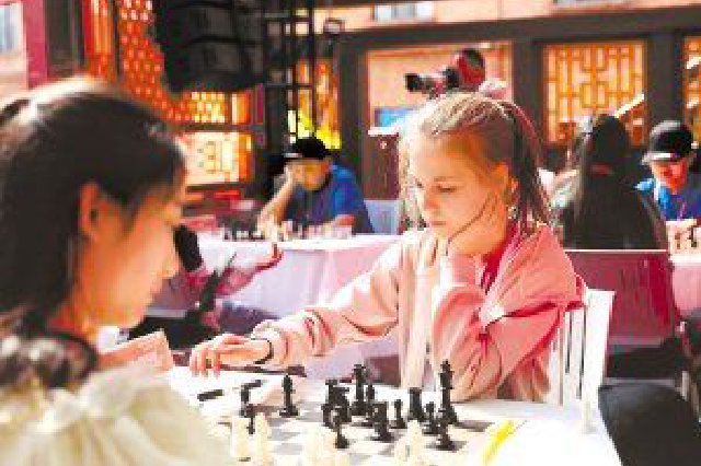 小棋手参加国际象棋友谊赛。