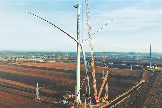 大兴安岭地区首个风电项目首台风电机组成功吊装