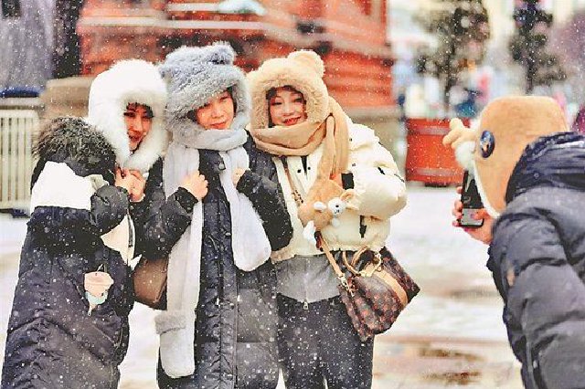 雪花纷飞 冰城银装素裹