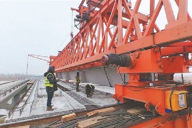 呼兰河特大桥安梁施工全力推进