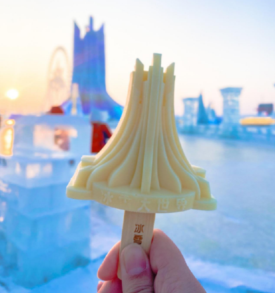 哈尔滨冰雪大世界推出童话风文创雪糕与游客共赴冰雪之约