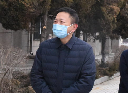 哈医大二院副院长刘明主持出征仪式
