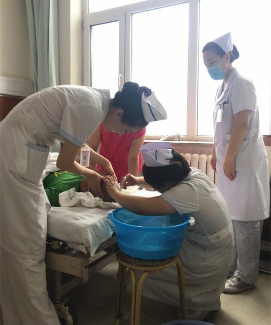 【点赞】老人排便困难,痛苦不堪!她得知后竟然这样做