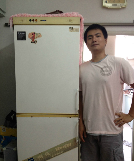 悄悄打开冰箱看看有什么好吃的趁着家长不注意都有一台海尔冰箱许多90