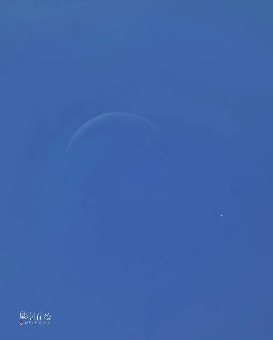 这是2022年5月27日在北京拍摄的金星伴月。（清华大学天文协会 召麒供图）