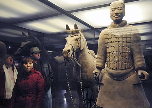 中外游客在西安兵马俑博物馆参观.新华社发(杨帆 摄)
