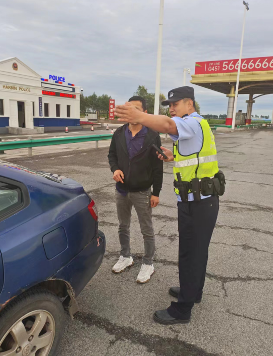 6月24日17时许,外省游客冯某来到哈尔滨市公安局周家公安检查站求助称