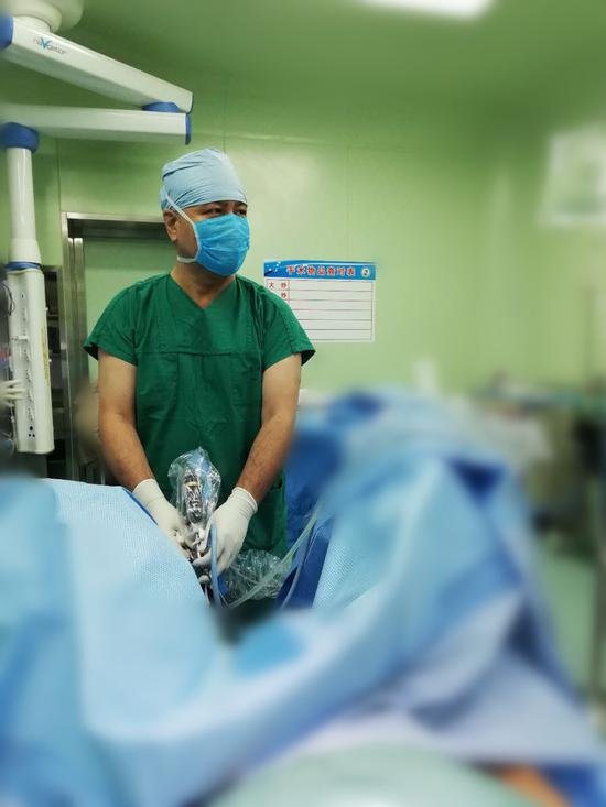 张春影教授为患者进行手术中