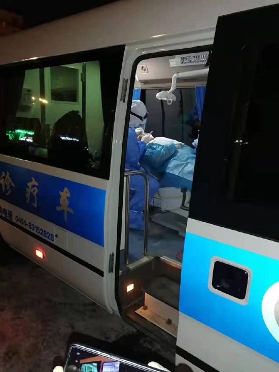 哈尔滨市口腔医院魏莱和王成开着移动诊疗车赴隔离点紧急救治隔离牙疼