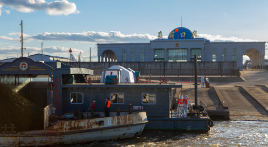 黑龙江嘉荫口岸迎来2015年闭关后首次国际航行船舶过货