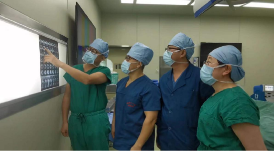 哈医大二院胸外科麻醉科手术室强强联合胸外科手术后患者独立走出手术