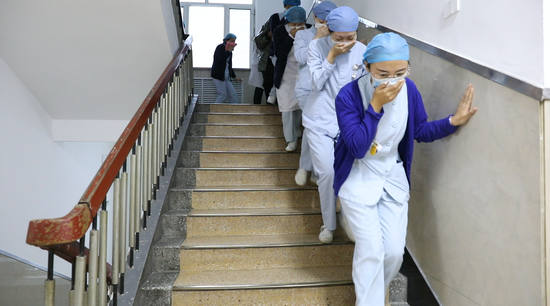 哈市红十字中心医院组织召开第十九期消防知识培训疏散演练暨第一期