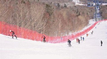 全国滑雪登山冠军赛在亚布力举行