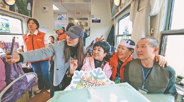 “银发旅游列车”拉动消费升级