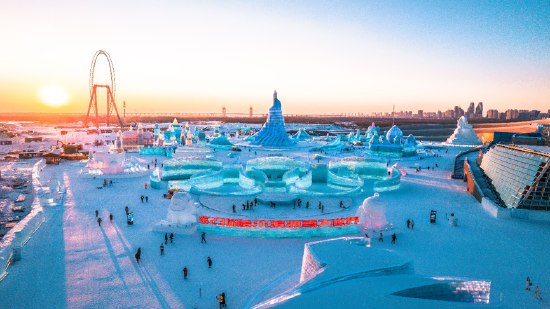 哈尔滨冰雪大世界惊艳亮相北京冬奥会开幕式暖场环节