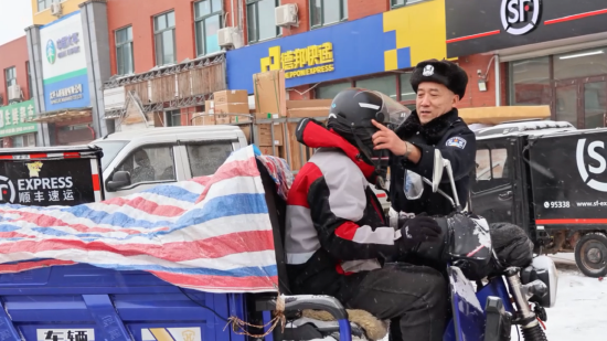 七进宣传 | 哈尔滨交警深入快递、外卖企业开展“戴头盔、安全行”交通安全宣传活动