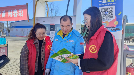 桦川县梨丰乡开展强化农机安全宣传筑牢春耕生产安全线志愿服务活动