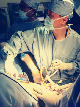 潘海乐教授正在进行手术