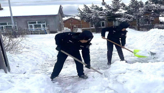 阿城区大雪封山留守老人出行难民警上门清雪烧炕暖人心