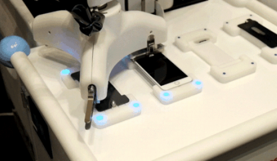 手机贴膜机器人现身高校 可为上百种手机型号贴膜