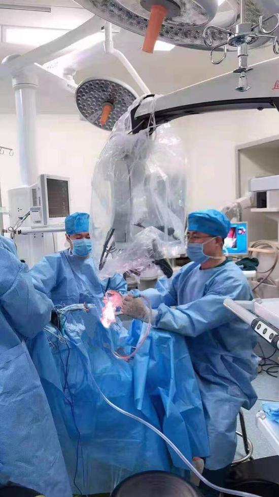 医生正在手术中