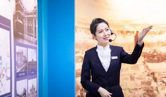 讲解员介绍展馆内容