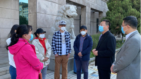 哈医大二院副院长付然(右2)为医疗队队员们送行