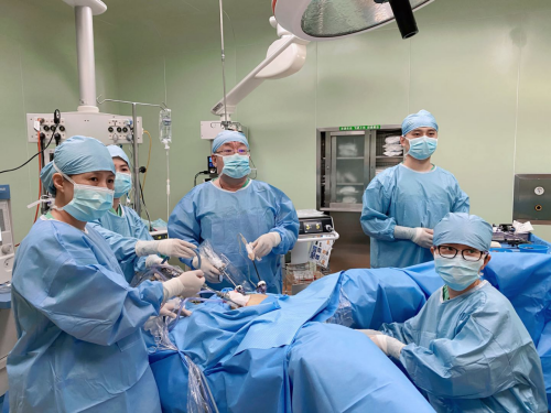 孔宪超教授(右3)及团队为患者进行手术