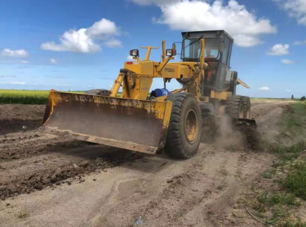 图为刮路机平整道路作业现场. 汪昆摄