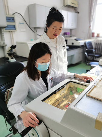 肾内科病理魏秋菊技师指导切片