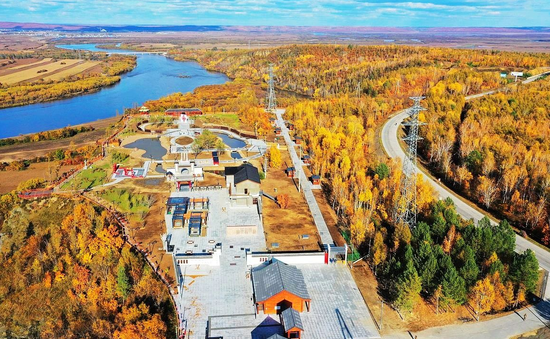 一江两岸,黑龙江公路大桥与瑷珲-腾冲主题公园因为这天当晚要赶到黑河