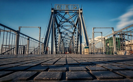 一座几乎与这座城同龄的跨江大桥,哈尔滨人都亲切地称它为"老江桥"