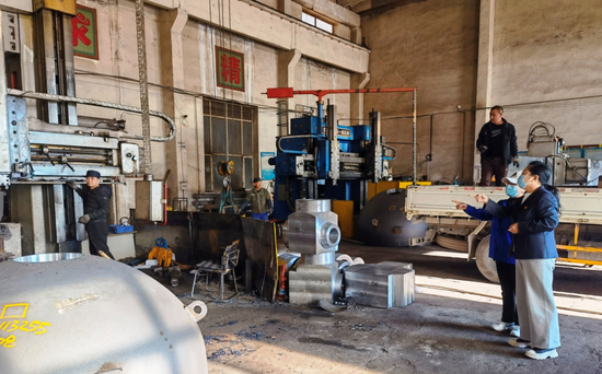 (在哈尔滨春城配件有限公司铆焊车间,工人们正在忙着配料装车)