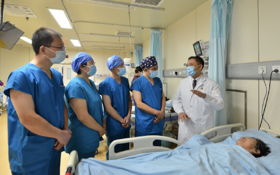 于波教授带领日照心脏病医院心内科四位医生查房