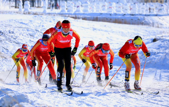 (滑雪运动)从冰城到世界,从大众到专业,比赛项目繁多,男女老少共享,"