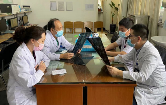 哈医大二院多科室联合会诊手术成功救治颅内外沟通的嗅神经母细胞瘤