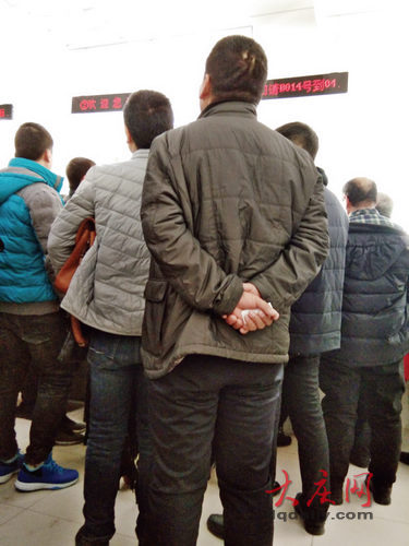 大厅窗口前众车主在焦急等待.