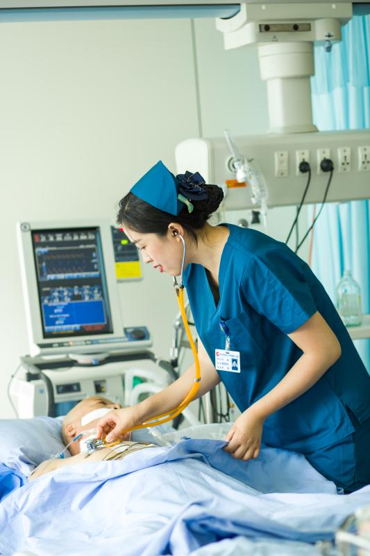 icu护士为患者进行心肺听诊