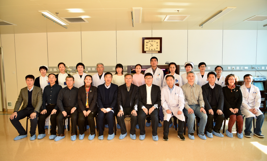 专家组成员及院领导合影