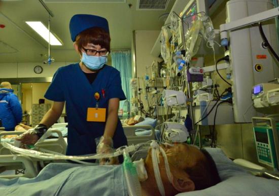 icu 护士正在为患者吸痰