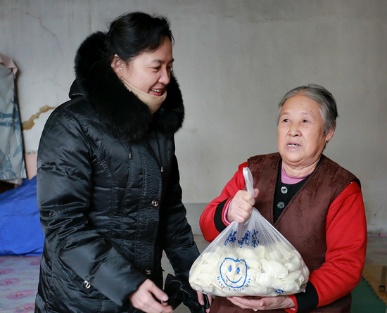 齐齐哈尔市委常委,宣传部长李大方为贫困老人送冻饺子