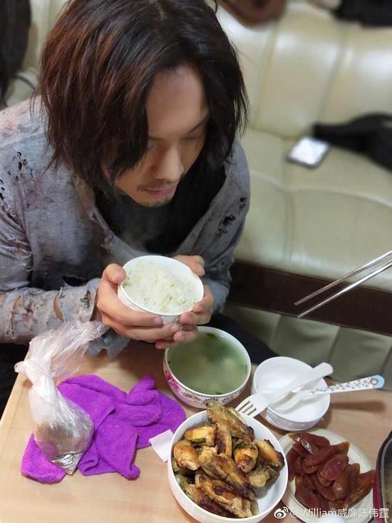 陈伟霆乞丐装吃饭惹人怜网友大姨叫家来补衣服